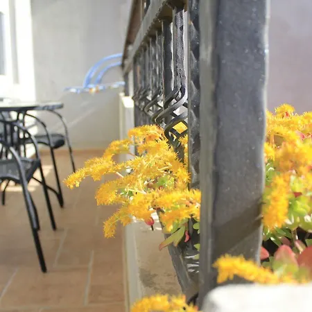 Old Stone: Apartment *