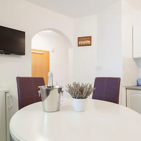 Old Stone: Apartment