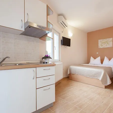 Old Stone: Apartment