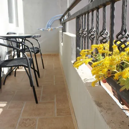 Old Stone: Apartment *